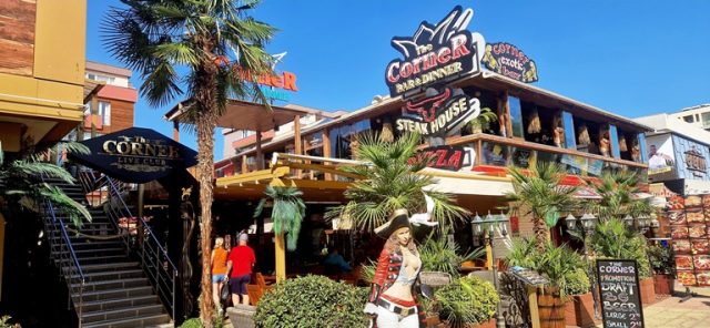 28. TAMEX BBQ Line. Ресторант CORNER BAR & DINNER, к.к. „ Слънчев бряг“. Грил за пилета на дървени въглища